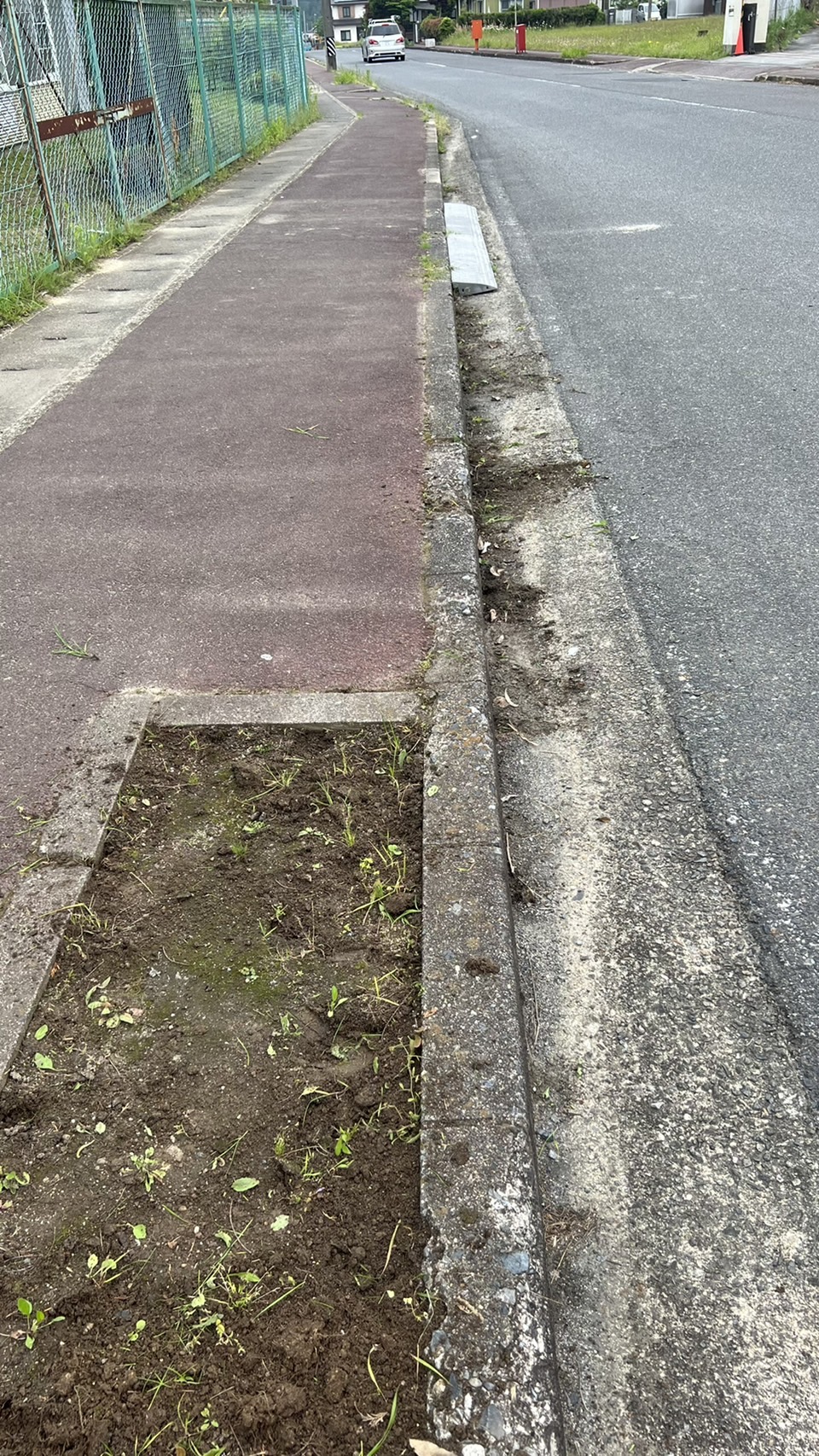 日頃、スクールバスで使用させていただいている各停留所周辺の清掃活動を行いました（1日目）。 株式会社伊賀交通